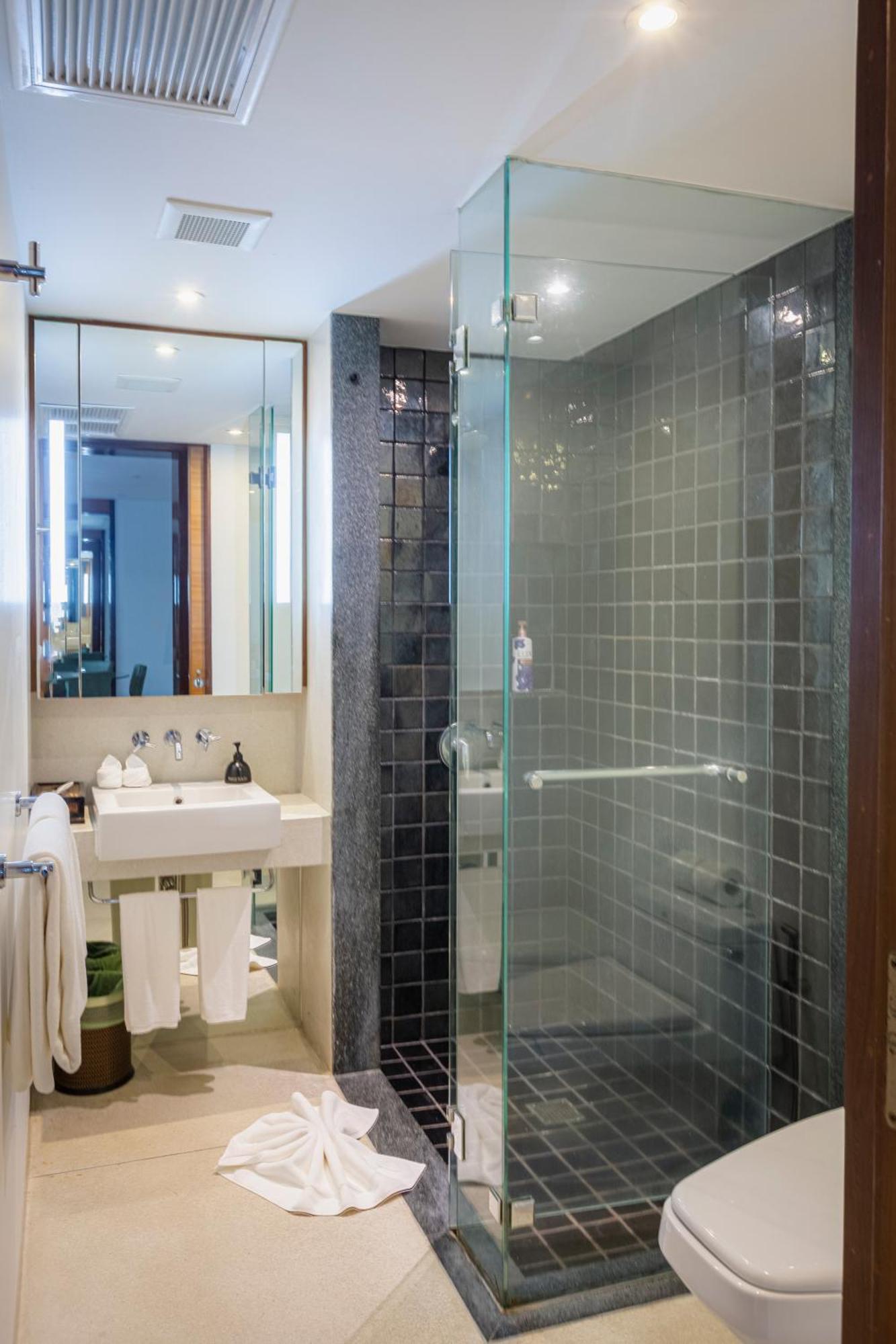 Apartment Hidden Oasis Spacious Luxury, 50 Meter From