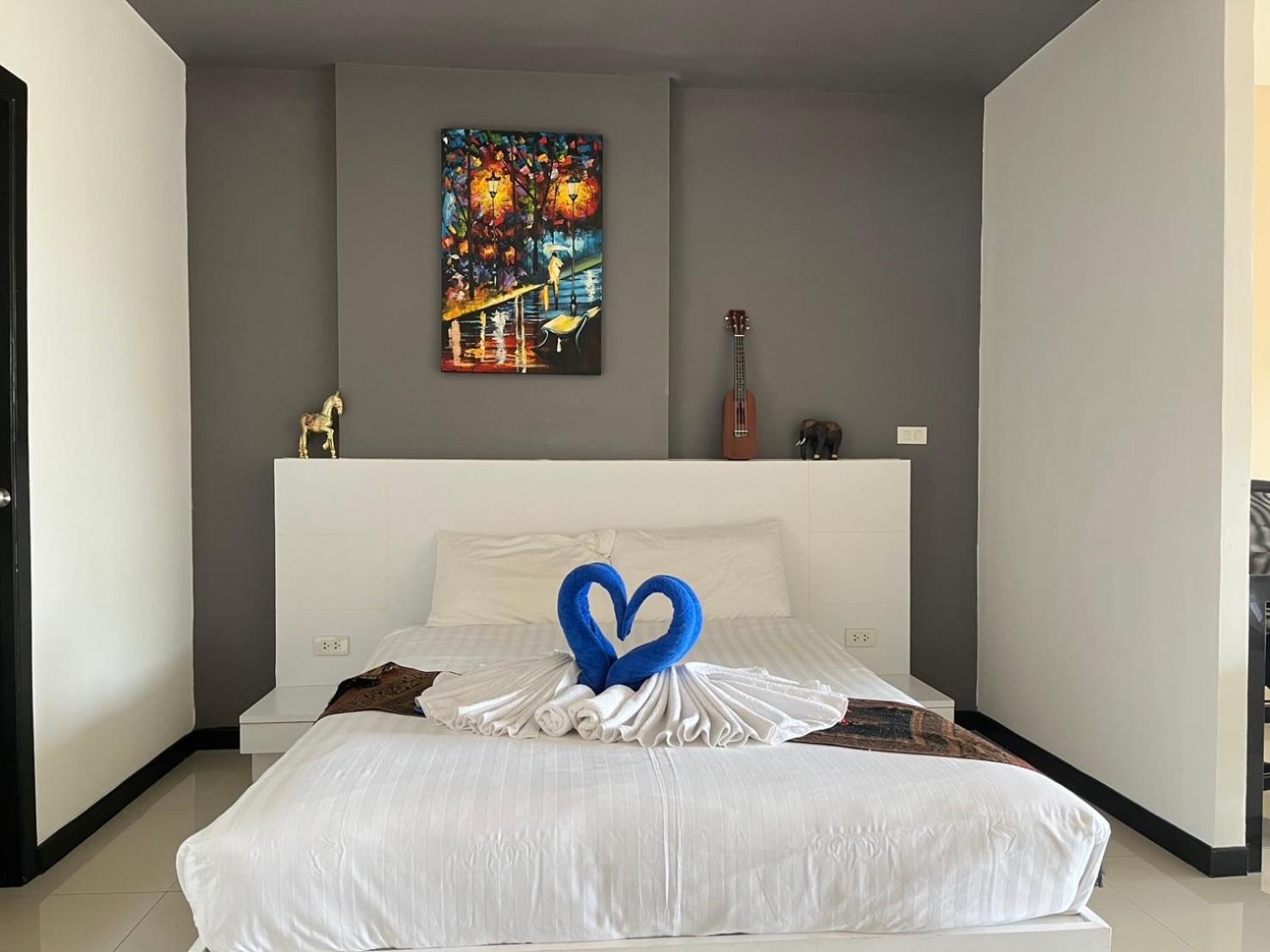 Apartment Stunning 60 Sqm At Naiharn Condo, Walk To Beach, Your Tropical Retreat! Rawai