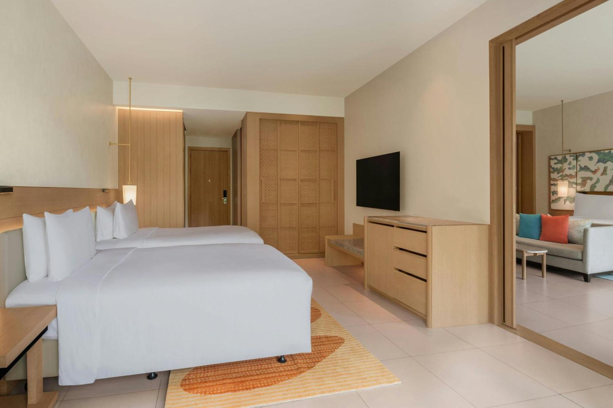 Le Meridien Phuket Beach 5*