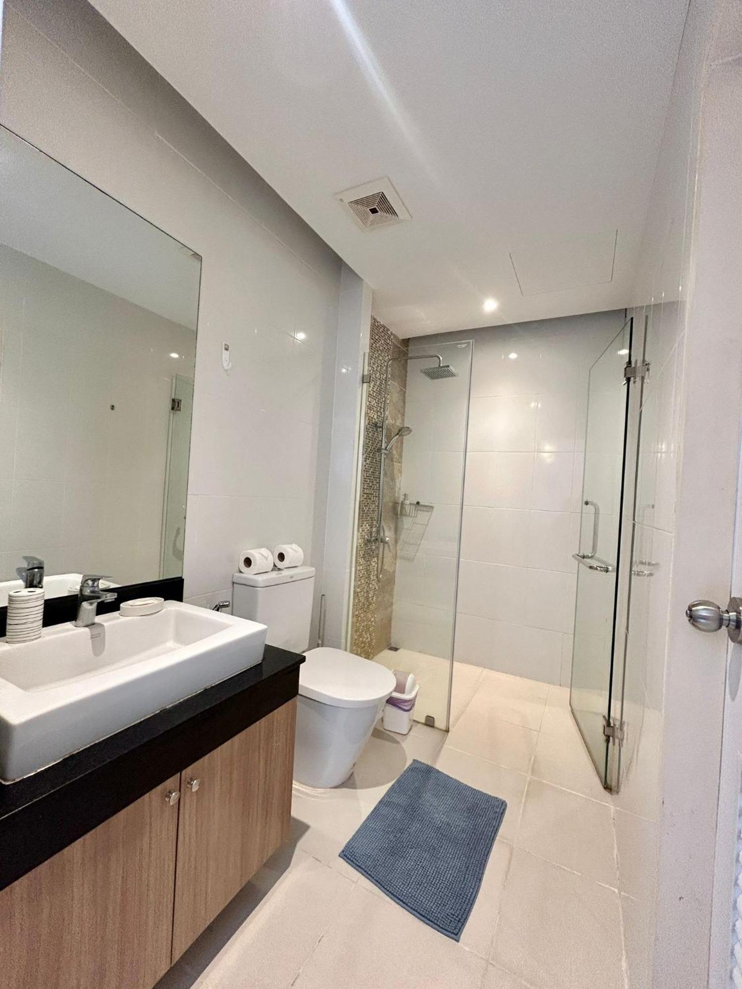 Cozy 2 Bedrooms Walk To Apartment *