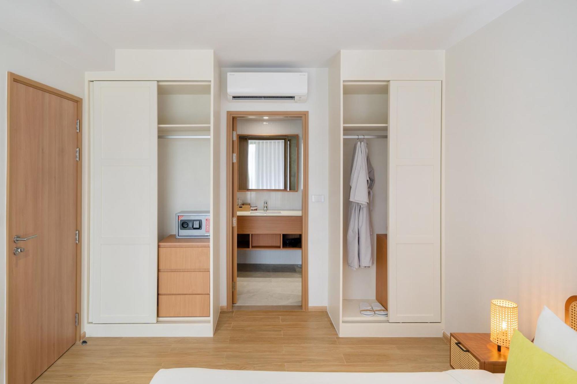Laguna Beachside Residences Apartamens, Walking Distance To The Sea