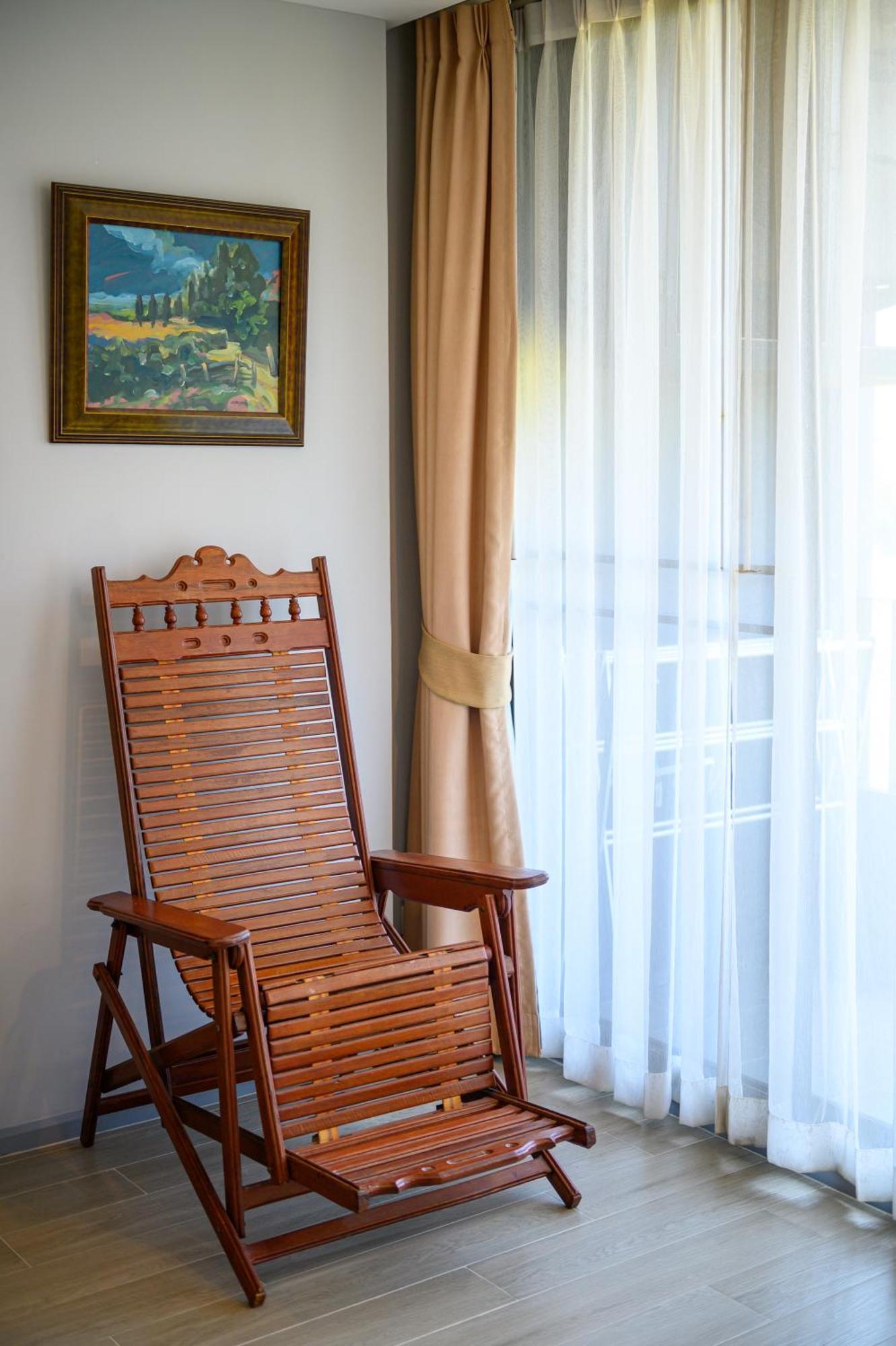 6th Avenue Surin Beach Aparthotel 4*