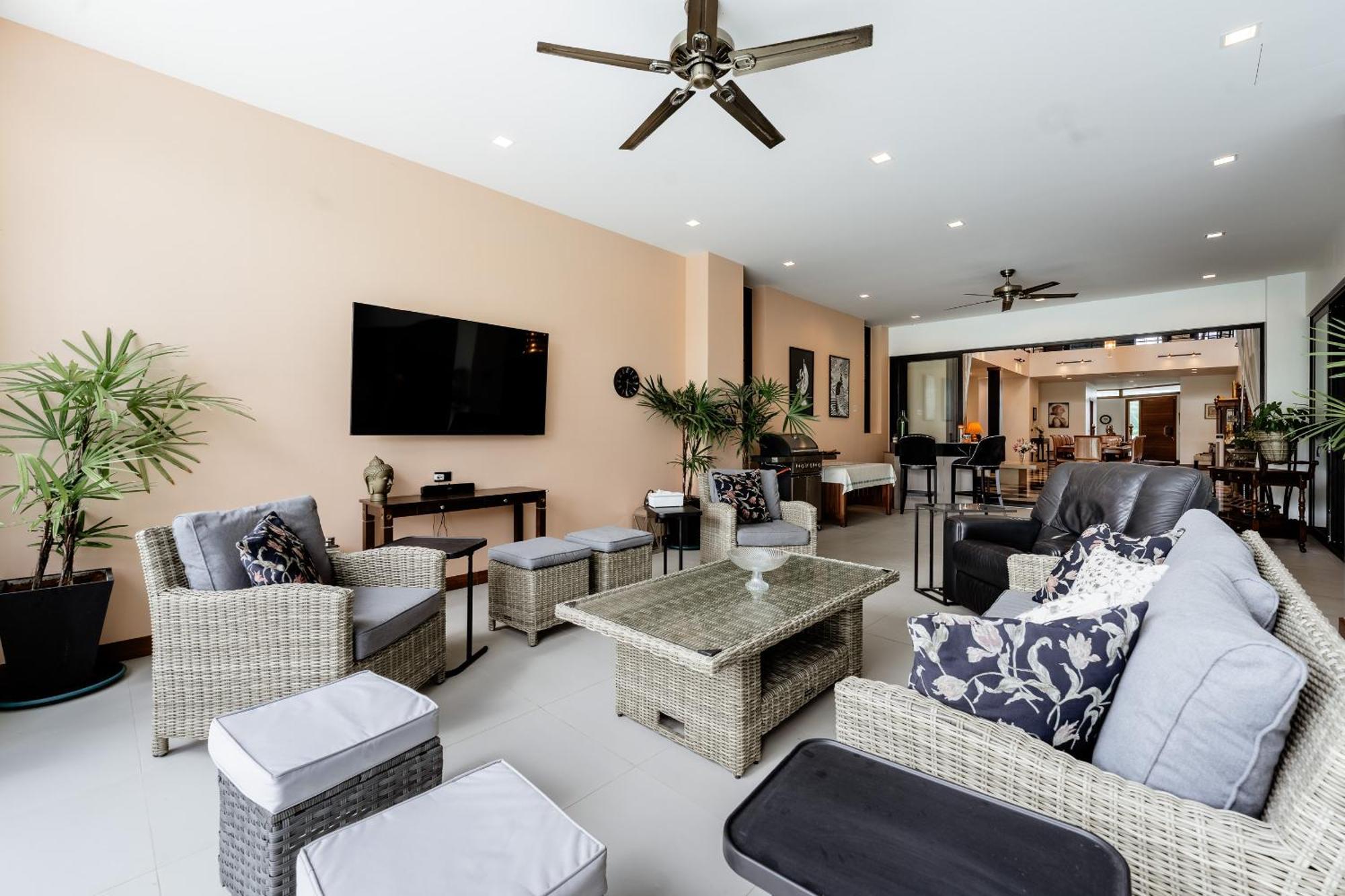 Viola 7 Bedroom, Fully Staffed, On The Golf Course *