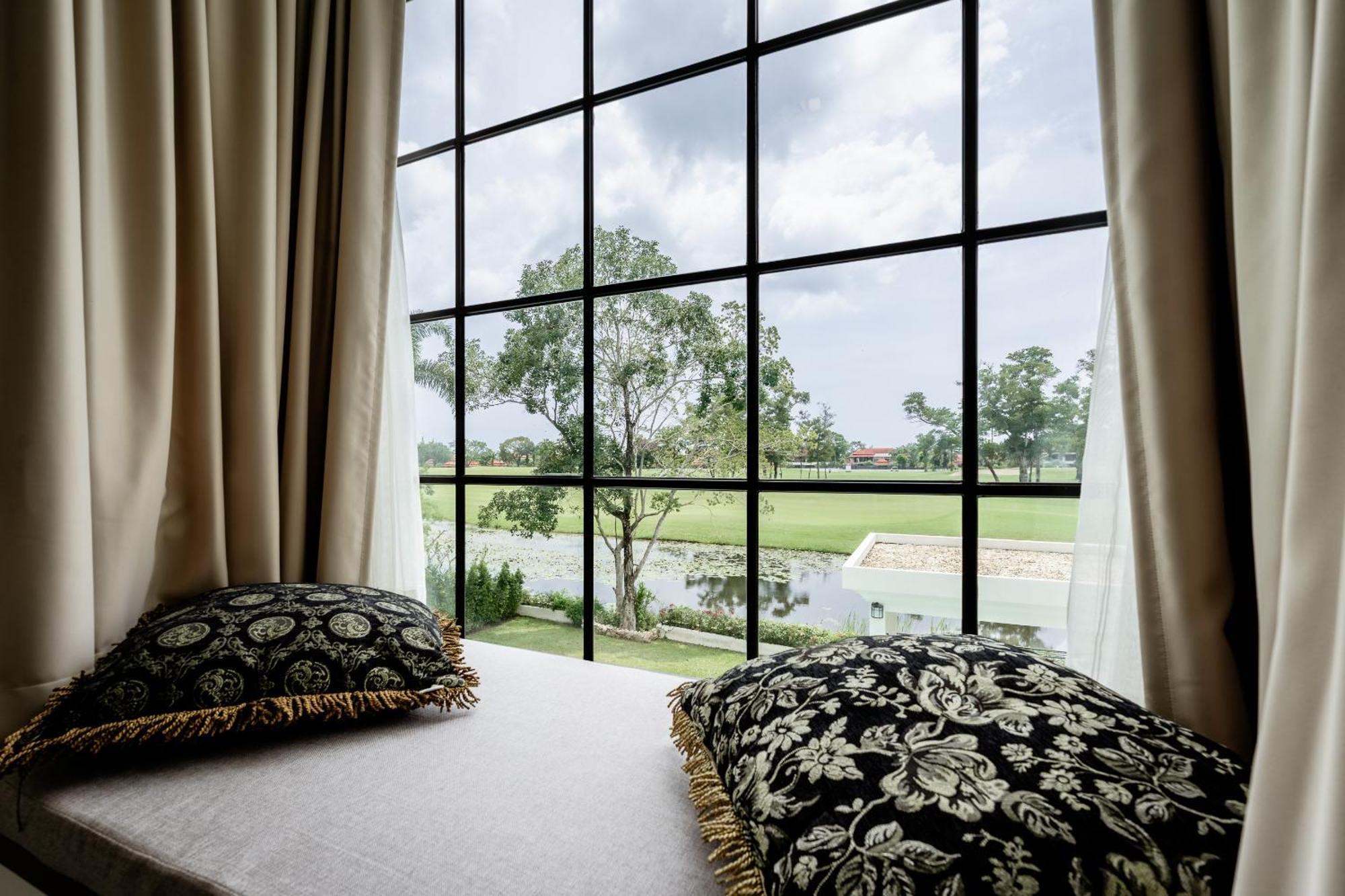 Viola 7 Bedroom, Fully Staffed, On The Golf Course Villa
