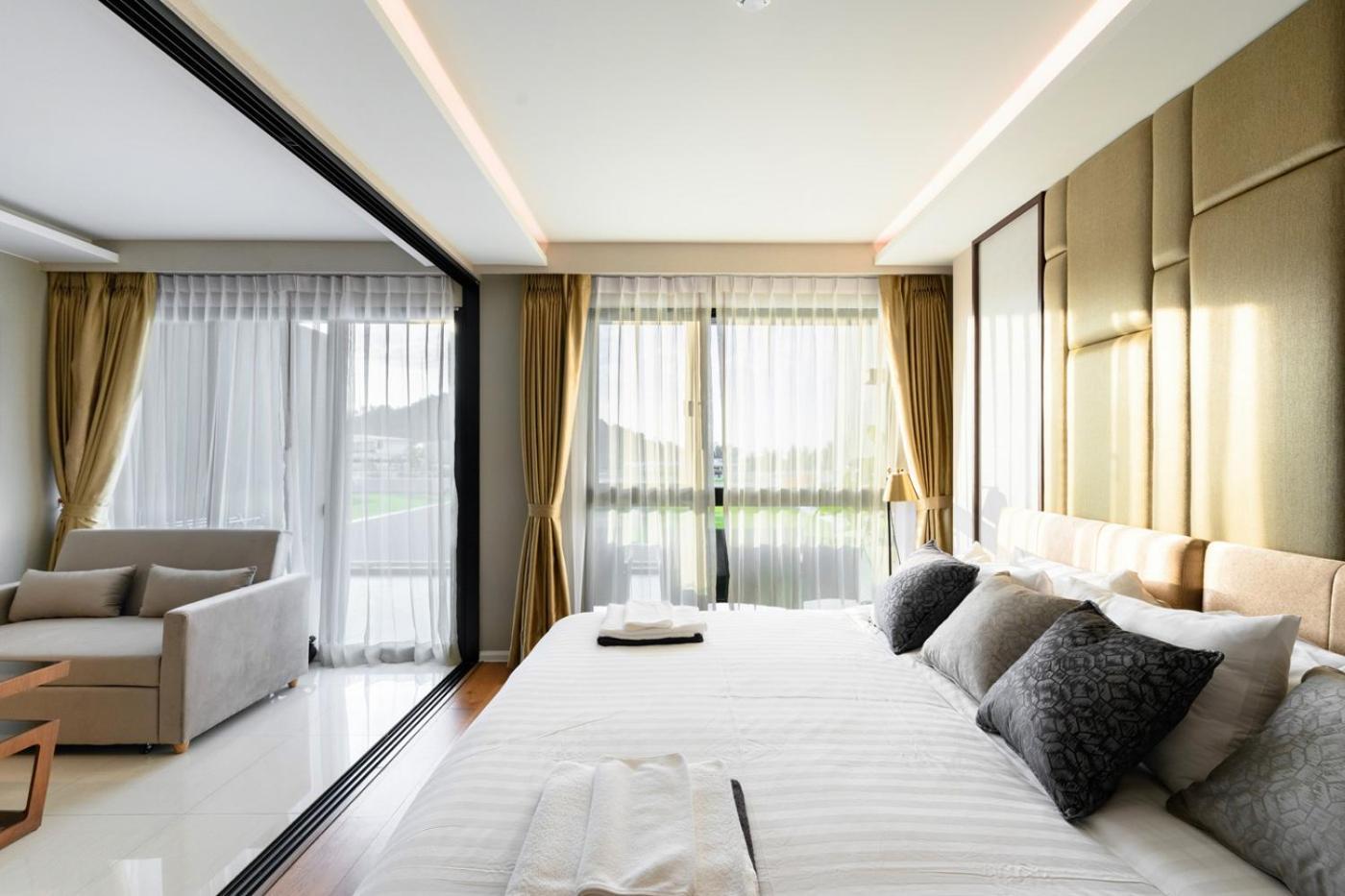 Newly Renovated In Mida Grande By Phuket Sabay Rent - Surin Beachfront, Expansive Terrace And Pools Apartment
