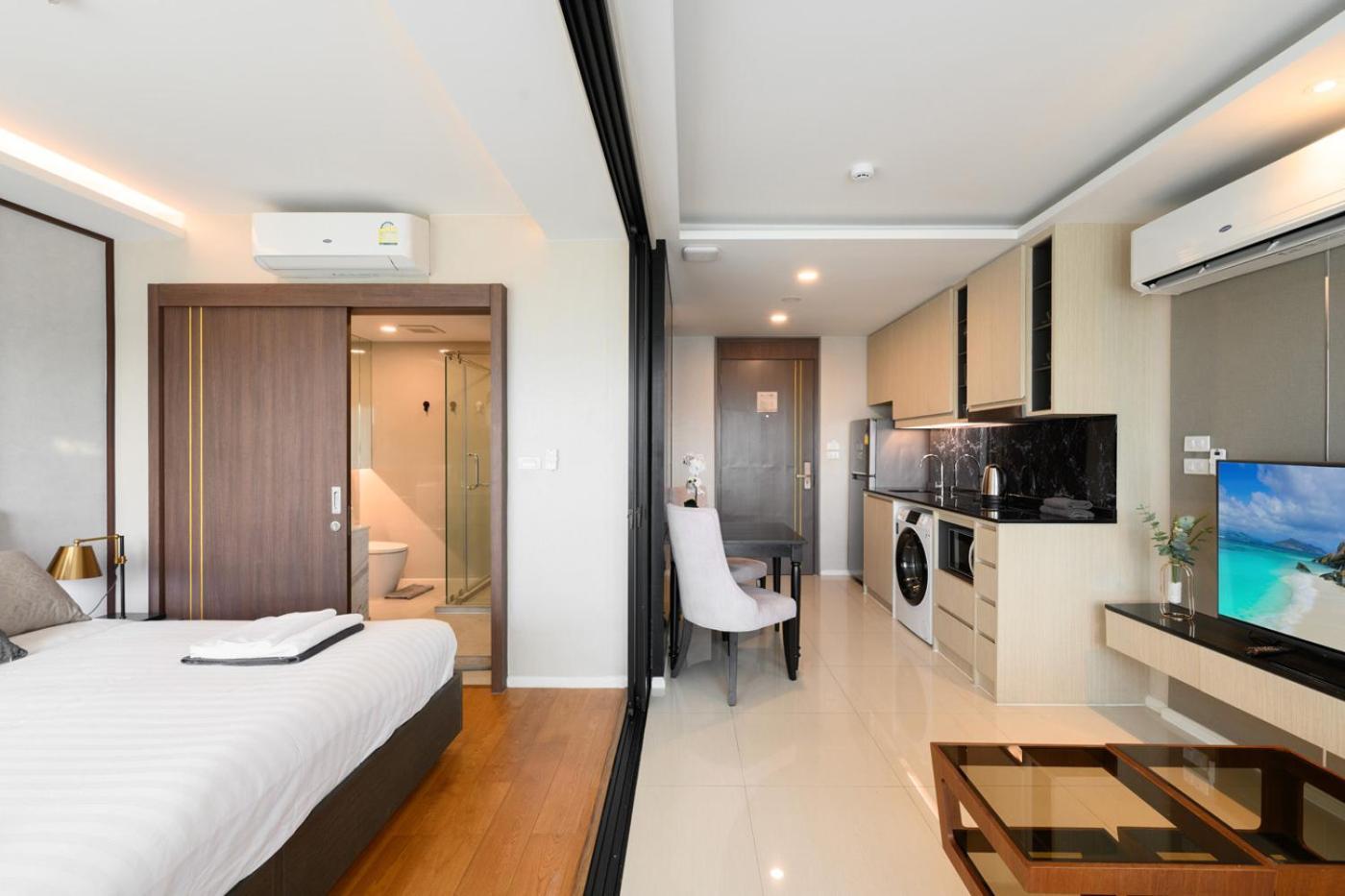 Newly Renovated In Mida Grande By Phuket Sabay Rent - Surin Beachfront, Expansive Terrace And Pools