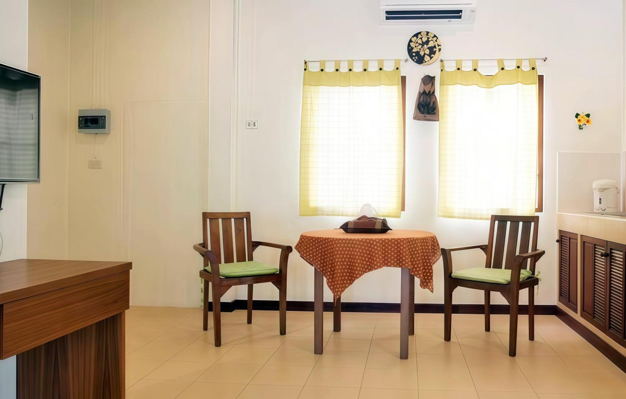 Oya International Phuket Hotel 4*