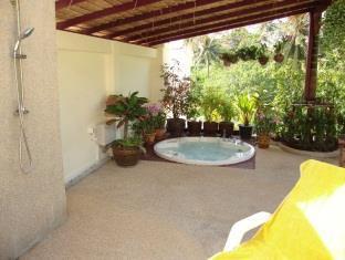 Oasis Naturist Karon