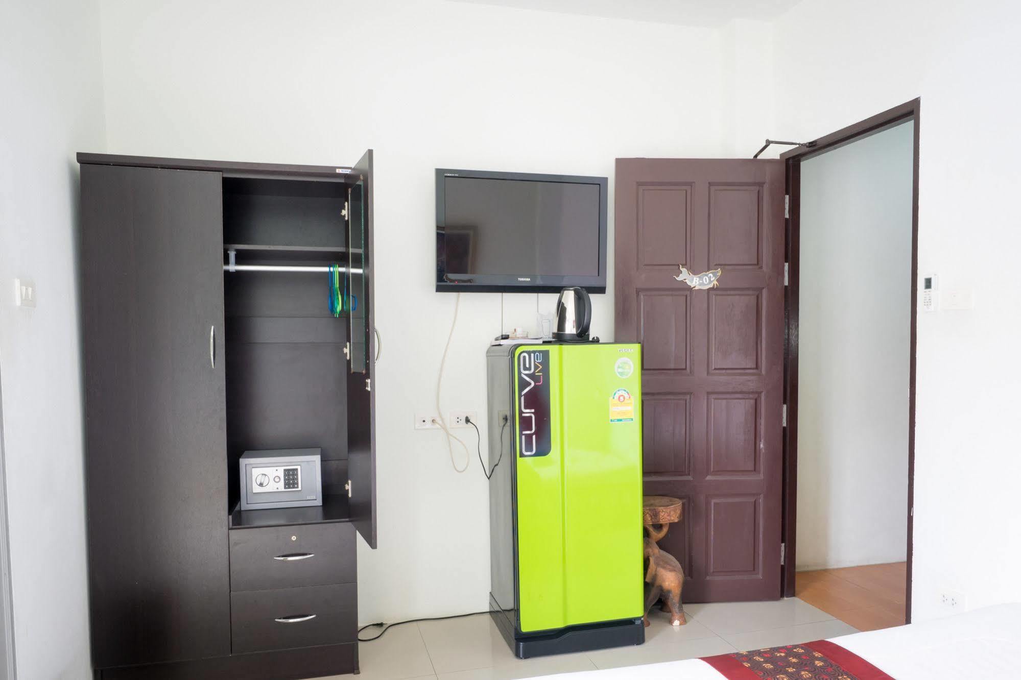 Beehive Magenta Patong
