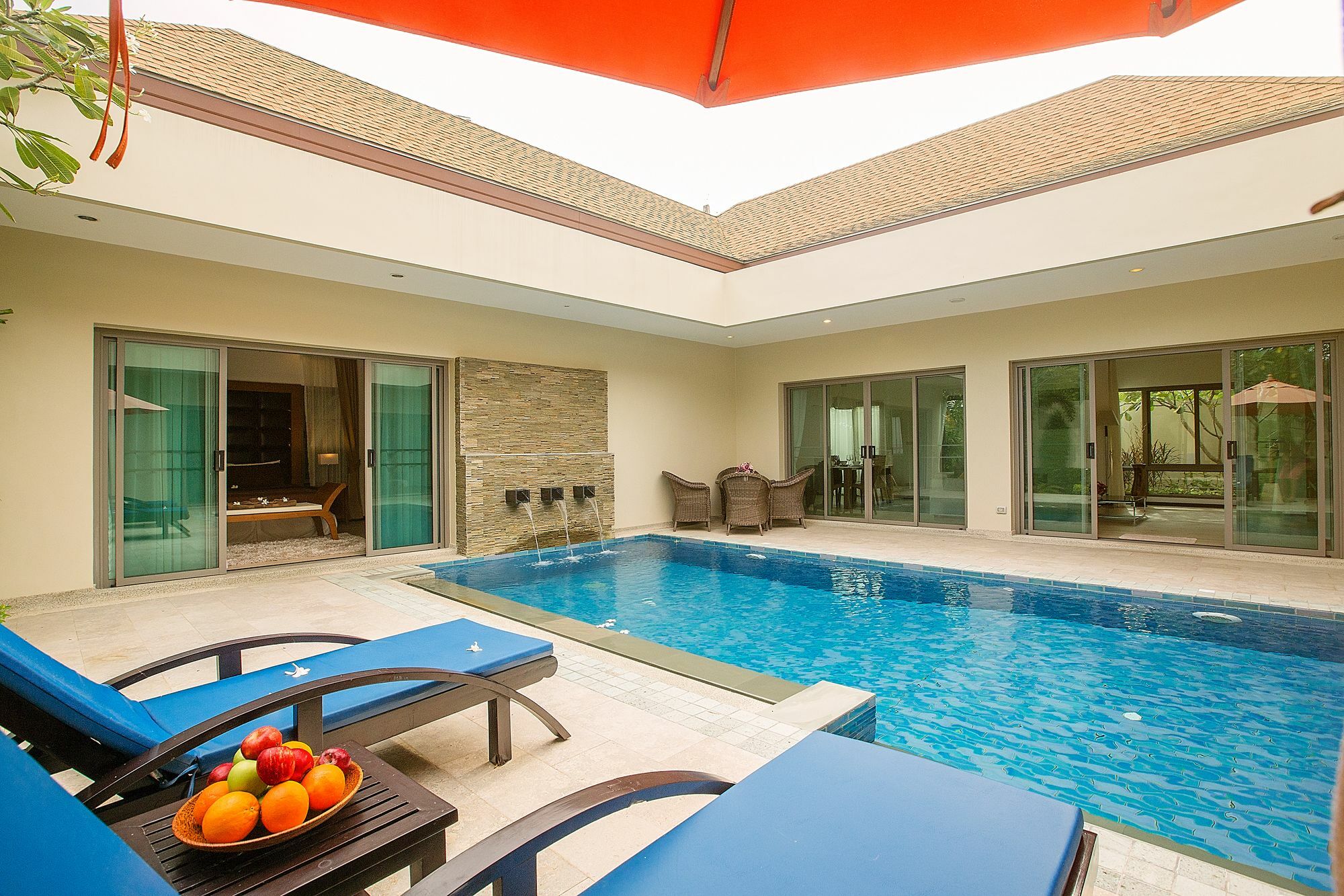 Bond Apartment *