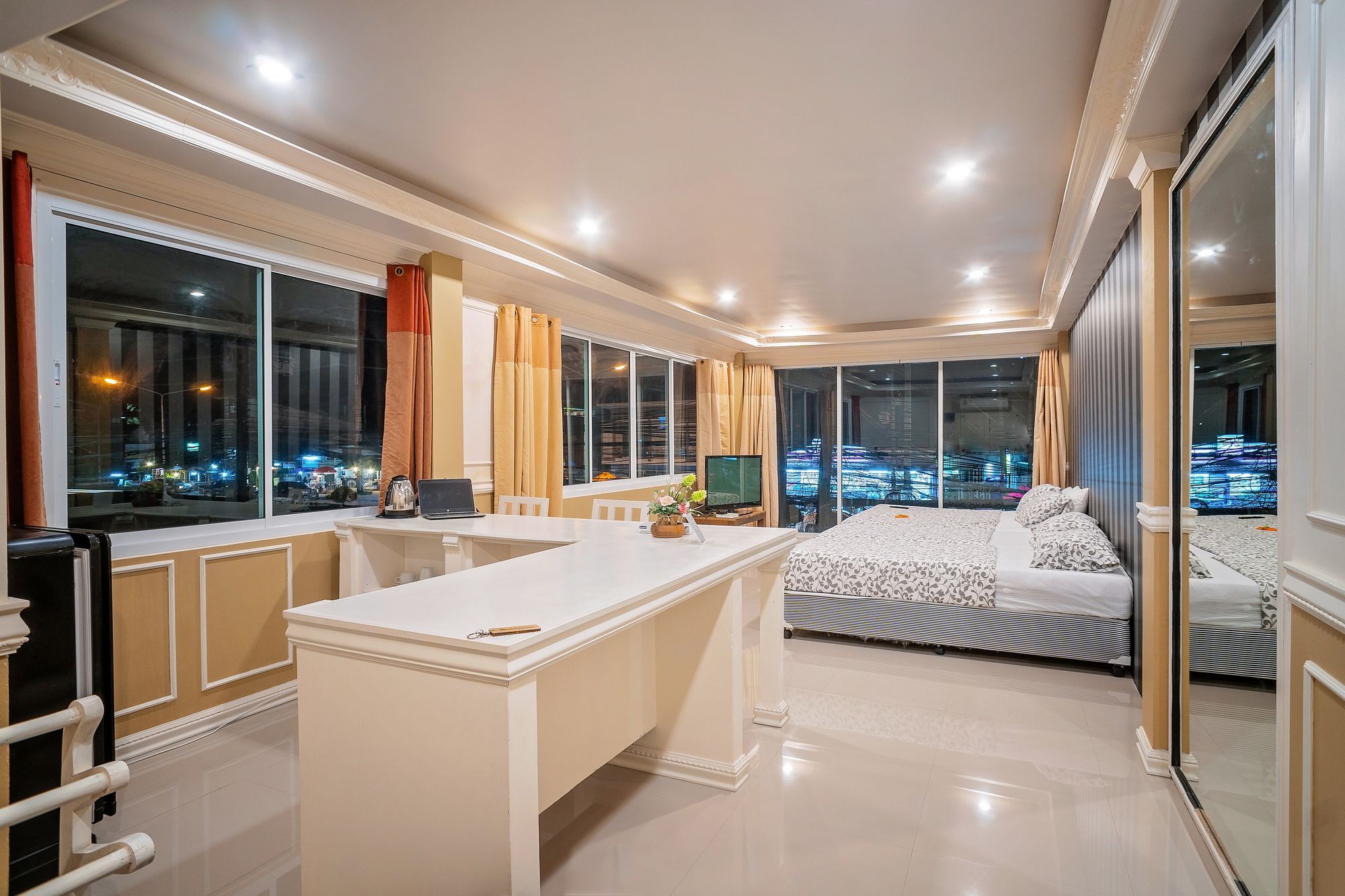 Phuket Airport & Lounge Bar 3*