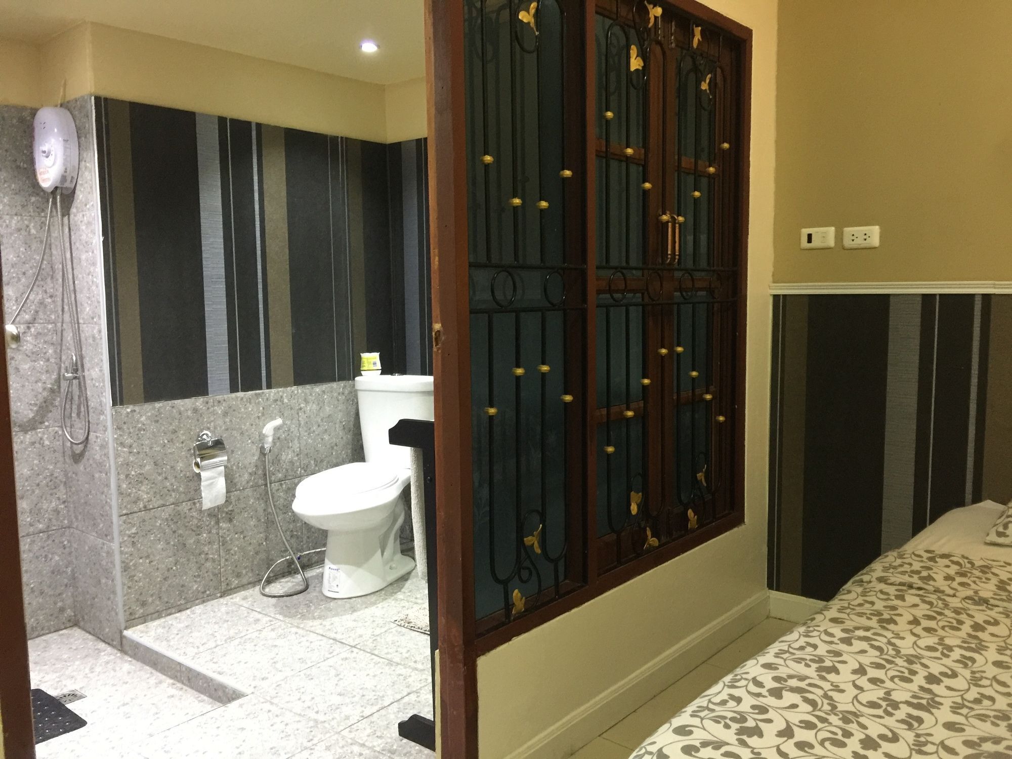 Phuket Airport & Lounge Bar Thalang