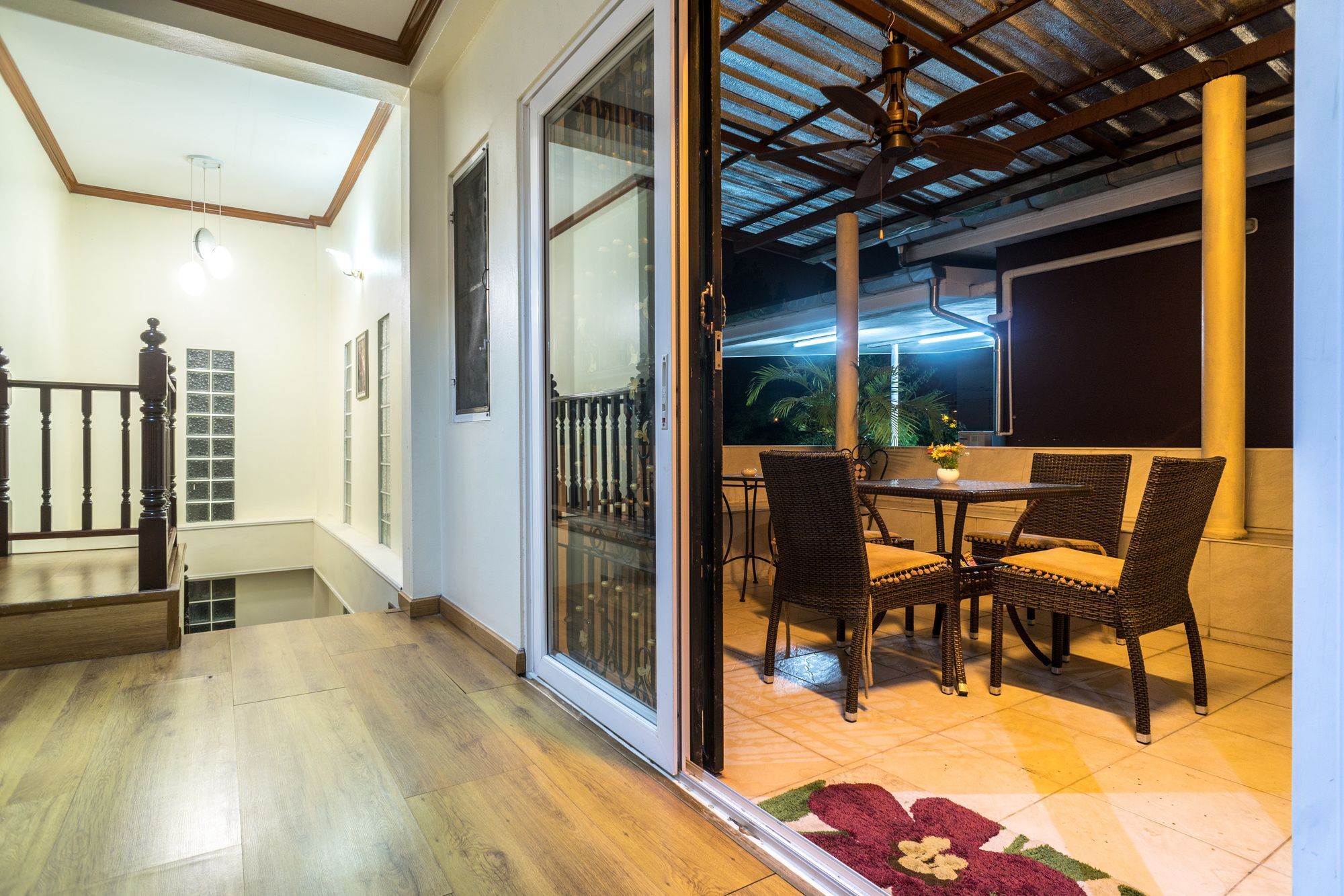 Hotel Phuket Airport & Lounge Bar