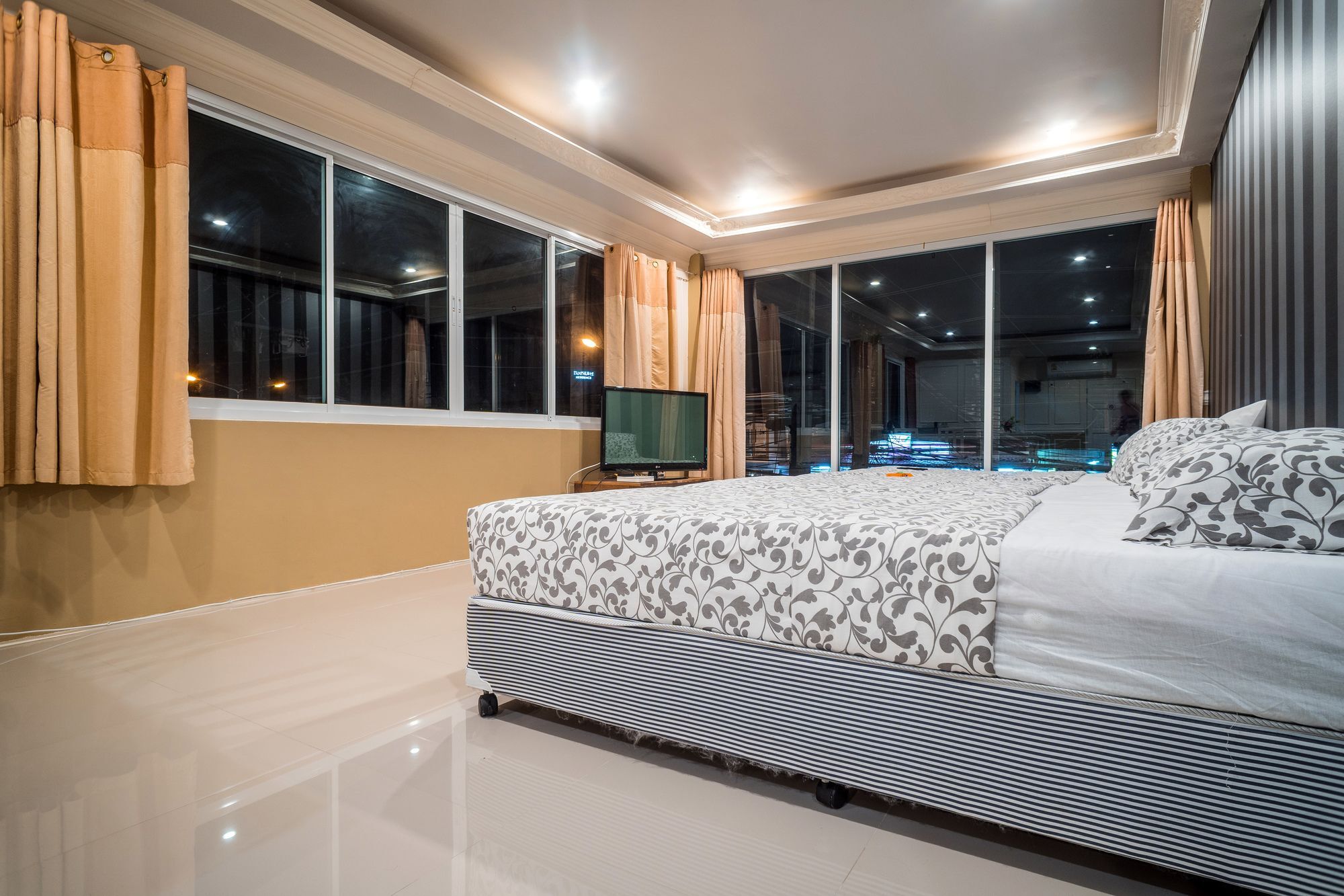 Phuket Airport & Lounge Bar Thalang