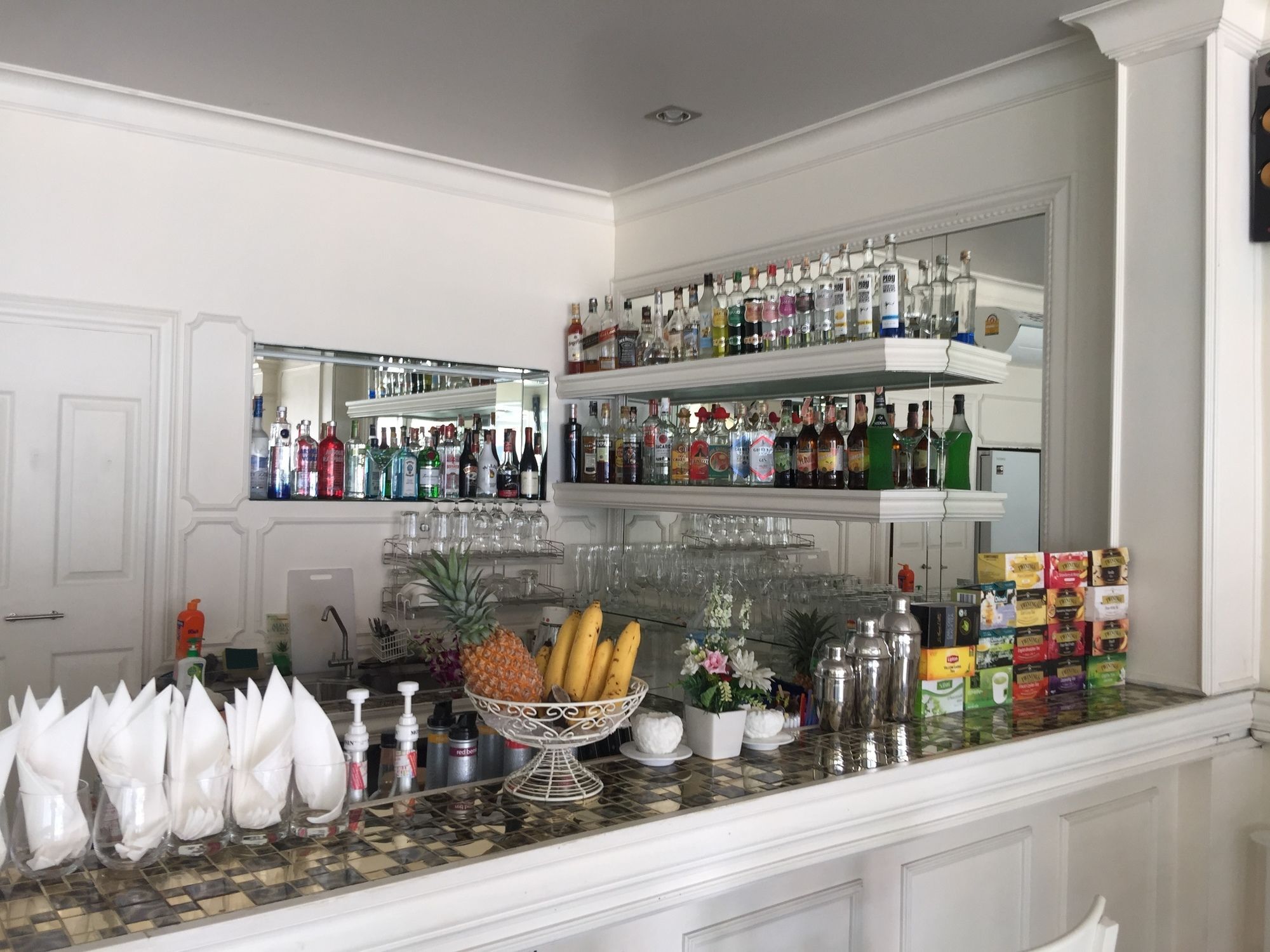 Hotel Phuket Airport & Lounge Bar