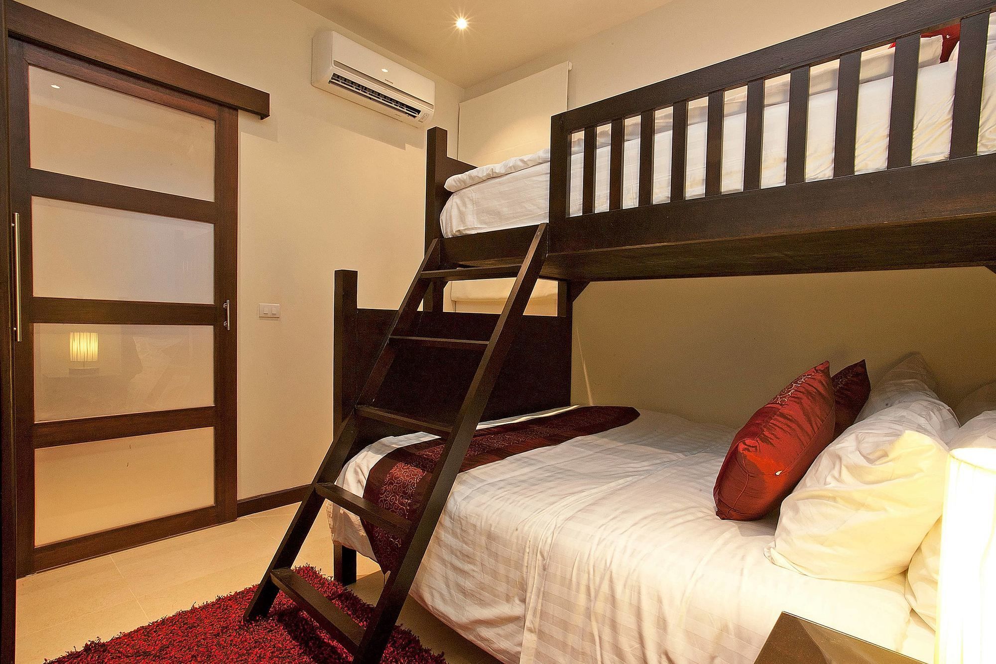 Apartment Pagarang 6 Bed Beautiful Poolside Dining Area