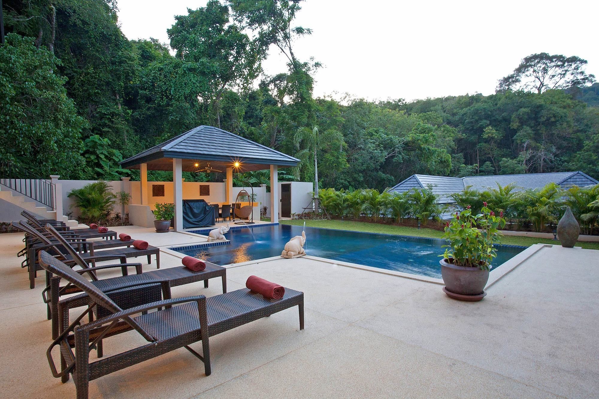 Pagarang 6 Bed Beautiful Poolside Dining Area Apartment *