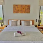 New Luxury Villa With Maid Anchan Tropicana