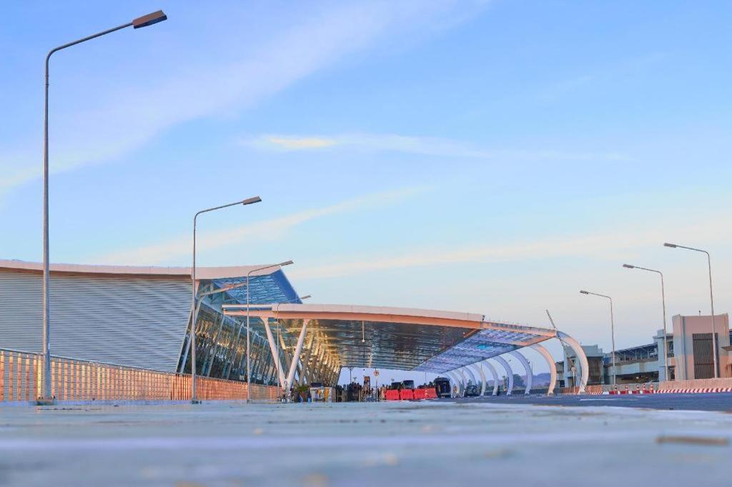 At Night Airport Tempat peranginan
