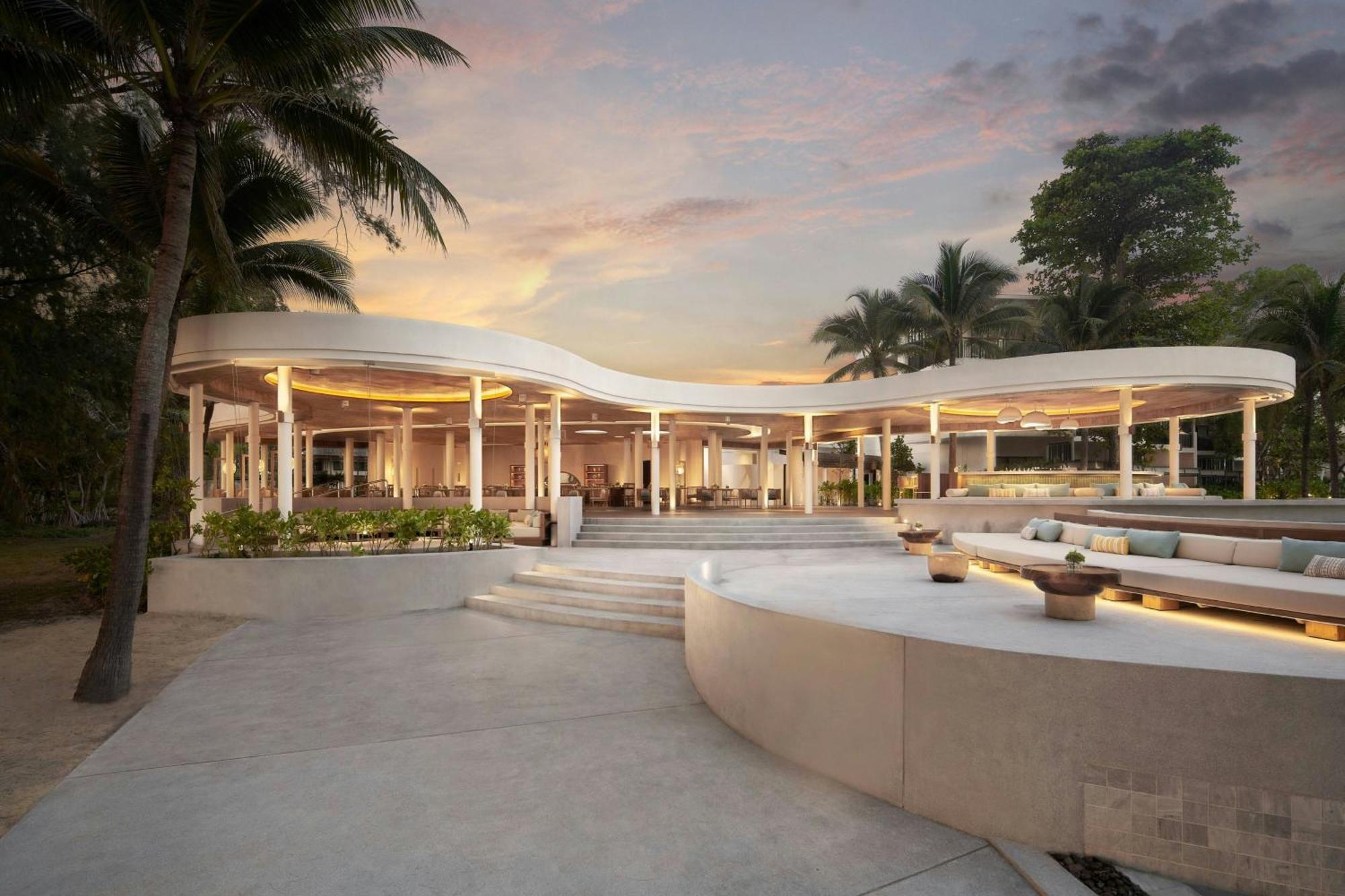 Le Meridien Phuket Beach Hotel 5*