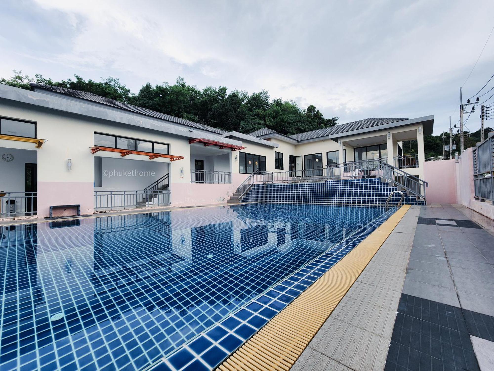 Private 3-bedroom Retreat Close To & Airport Apartment *