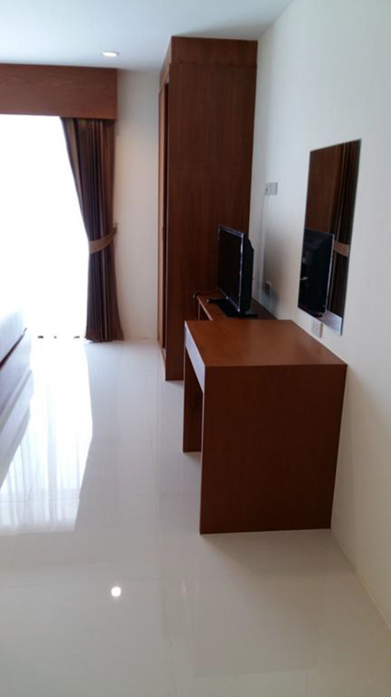 Dee Dee Mansion Airport Apartment