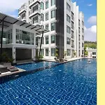 Pool Access 2 Bdr Stylish Condo