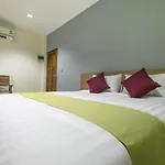Tha-Ruea Residence