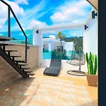 3 Bedroom Stylish Condo With Private Rooftop Pool