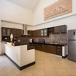 Beautiful 5Br Villa Felicity, Pool & Garden, Near Naiharn