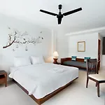Hill Myna Holiday Park & Cafe