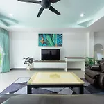 ฺbaan Waru Seaview Villa