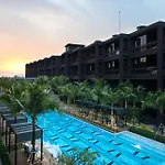 Luxury King Bed Apartment With Pool View And Sauna