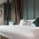 Luxury King Bed Apartment With Pool View And Sauna