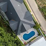 Brand New, Designer Furnishing, Hot Tub, Gym, Pool V98