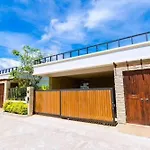 拉威海滩豪华泳池别墅 Rawai Beach Pool Villa