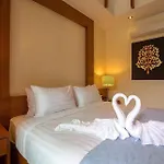 拉威海滩豪华泳池别墅 Rawai Beach Pool Villa