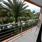 1 Bedroom Cozy Apartment Walking Distance To The Beach!