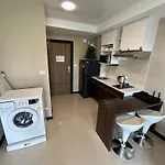 Cozy 1 Bedroom Apartment Walking Distance To The Beach!