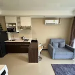 Cozy 1 Bedroom Apartment Walking Distance To The Beach!