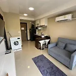 Cozy 1 Bedroom Apartment Walking Distance To The Beach!