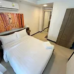 1 - Bedroom Apartment Pool Access, 750M To The Beach