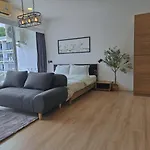 The Olive Studio Room At Chic Condominium