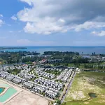 Laguna Park 的现代化5卧室泳池别墅