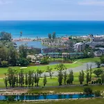 Laguna Park 的现代化5卧室泳池别墅