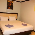 Hollywood Inn Hotel Patong