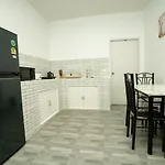 Lovely 2 Bed Share Pool Apt Near Beach
