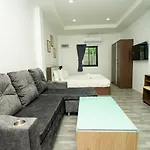 Lovely 2 Bed Share Pool Apt Near Beach