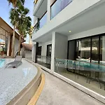 Poolside 1 Bedroom, 10 Mins Walk To Beach