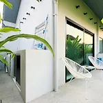 Stylish 3Br Villa Walk To Beautiful Beach Shared Pool